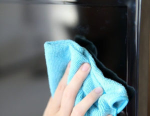 Не используйте моющие средства или влажные тканевые тряпки
